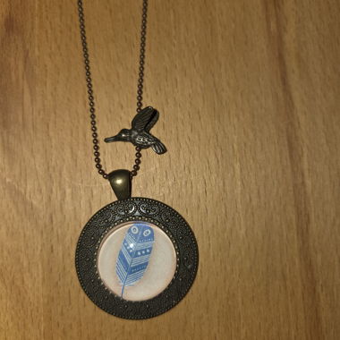 Collier couleur bronze avec pendentif plume