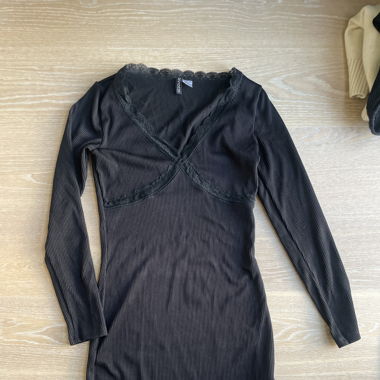 Robe noire V-neck dentelle