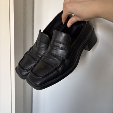 Black square-toe heeled leather loafers vagabond 