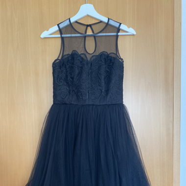Schwarzes Kleid