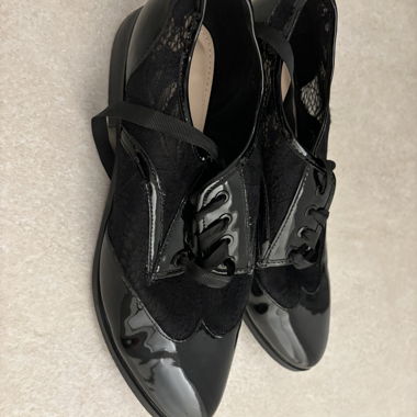 Chaussures à lacets noires brillantes
