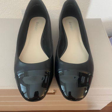 Ballerines noires à bout verni, à peine portées
