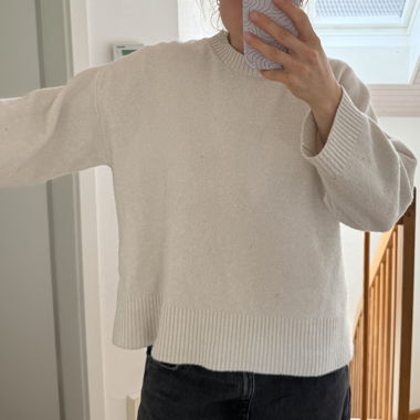 Weisser Strickpullover