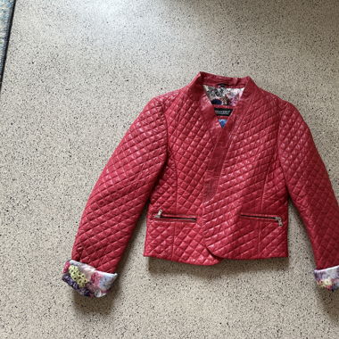 Veste en cuir rouge avec imprimé floral