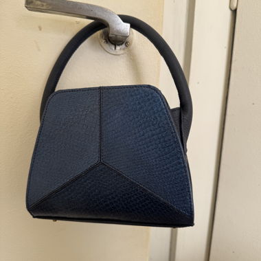 Borsa a mano in pelle nera e blu