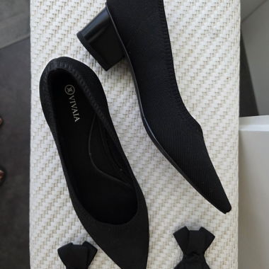 Vivaia black pumps with removable bow