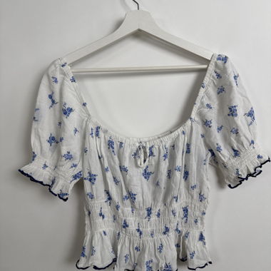 Top con smock floreale e maniche a sbuffo