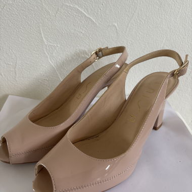 Nudefarbener Lack Peeptoe