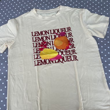 T-shirt giallo chiaro con stampa di limoni