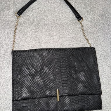 Schwarze Clutch mit Schlangenleder-Effekt