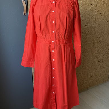 Abito-camicia rosso con patta di bottoni