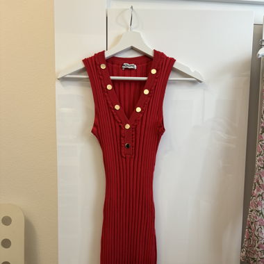 rotes oder beiges Kleid