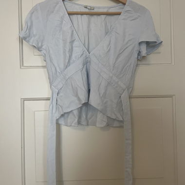 Hellblaue Wickelbluse