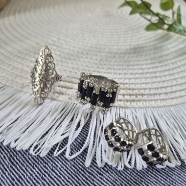 bague en argent et une paire de boucles d'oreilles en pierre noire