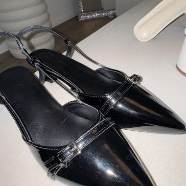Décolleté slingback in vernice neri