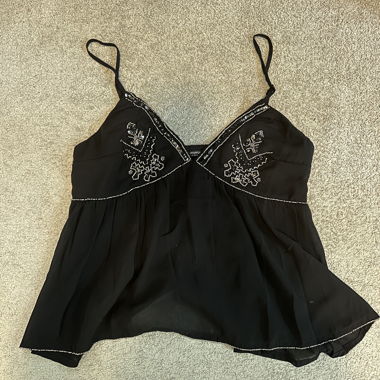 Top camisole noir à broderie