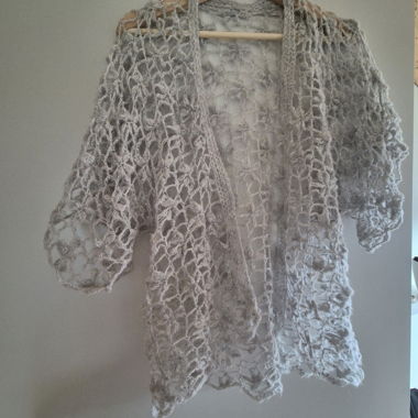 Veste tricotée au crochet grise