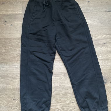 Schwarze Jogginghose mit elastischem Bund