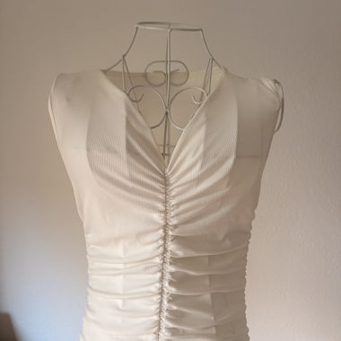 Robe blanche froncée