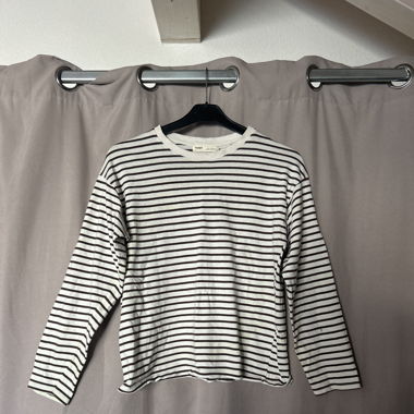 pull rayé de blanc et de brun.
