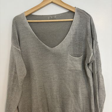 Grauer, glitzernder Pullover