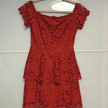 Robe rouge en dentelle