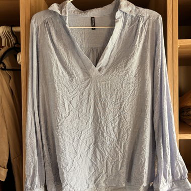 Blau gestreifte Bluse mit V-Ausschnitt