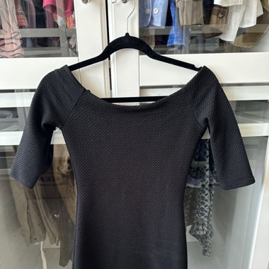 Schwarzes Kleid Bershka