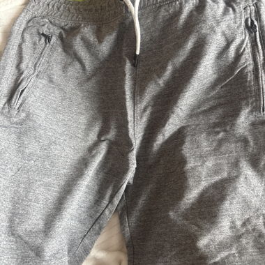 Grauer Sportshorts