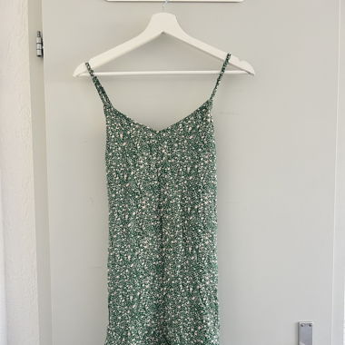 Grünes Kleid mit Punkten 