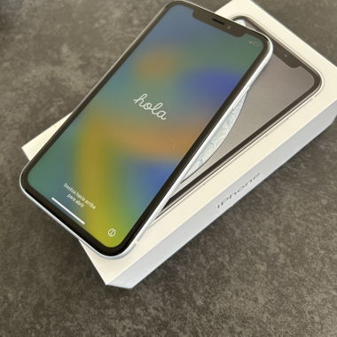 Weisses iPhone XR mit Box