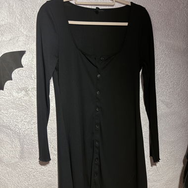 Schwarzes Kleid mit Knopfleiste und langen Ärmeln