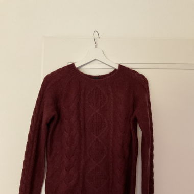 Weinroter Winterpullover