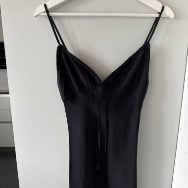 Schwarzes Kleid