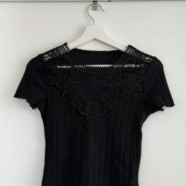 Schwarzes T-Shirt mit Muster
