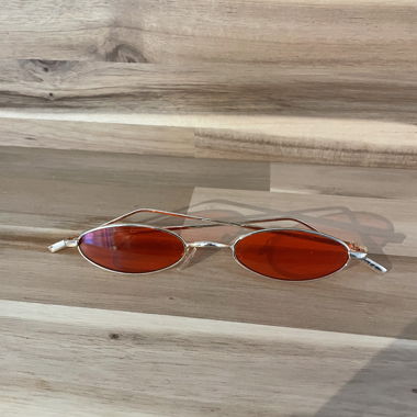 Occhiali da sole ovali vintage con lenti rosse 
