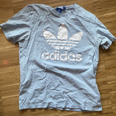 Adidas Babyblaues T-shirt