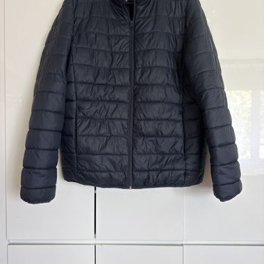 Dunkle Steppjacke