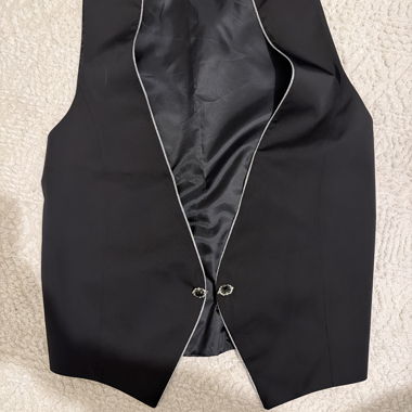 Schwarze Weste mit Zierkante