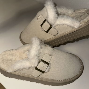 Chaussons duveteux avec boucle