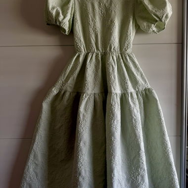 Robe vert menthe à manches bouffantes et dos ouvert