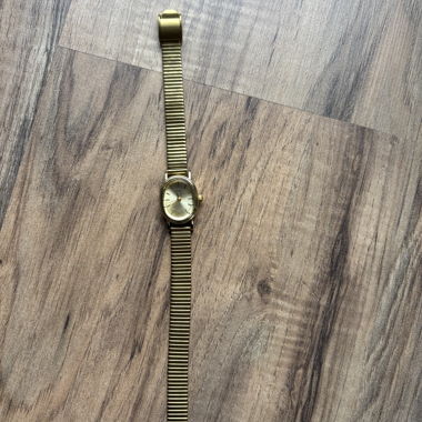 Montre-bracelet à l’aspect doré