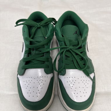 Jordan Grüne und weisse Sneaker