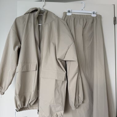 Set giacca e gonna beige