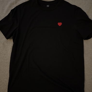 Schwarzes T-Shirt mit Herz