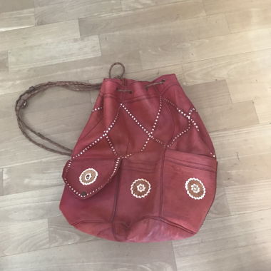 Roter Lederbeutel