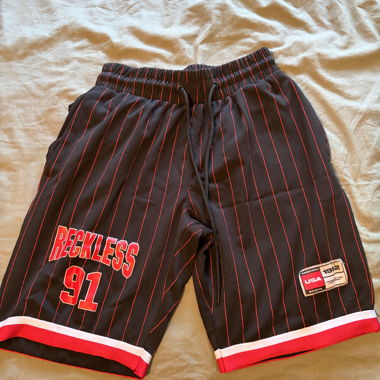 Short de sport noir rayé