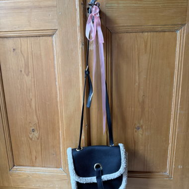Borsa a tracolla nera con bordo in teddy