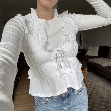 Top blanc à volants