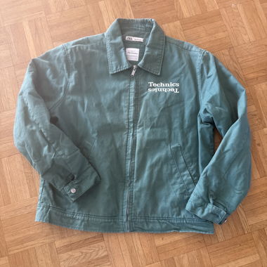 Giacca verde Zara x Technics con zip